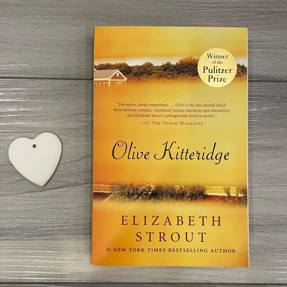 OLIVE KITTERIDGE by Elizabeth Strout, Paperback Book